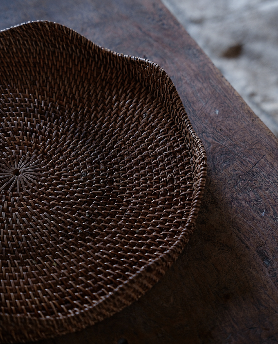 Solva Round Scallop Tray in Dark Brown, handwoven rattan