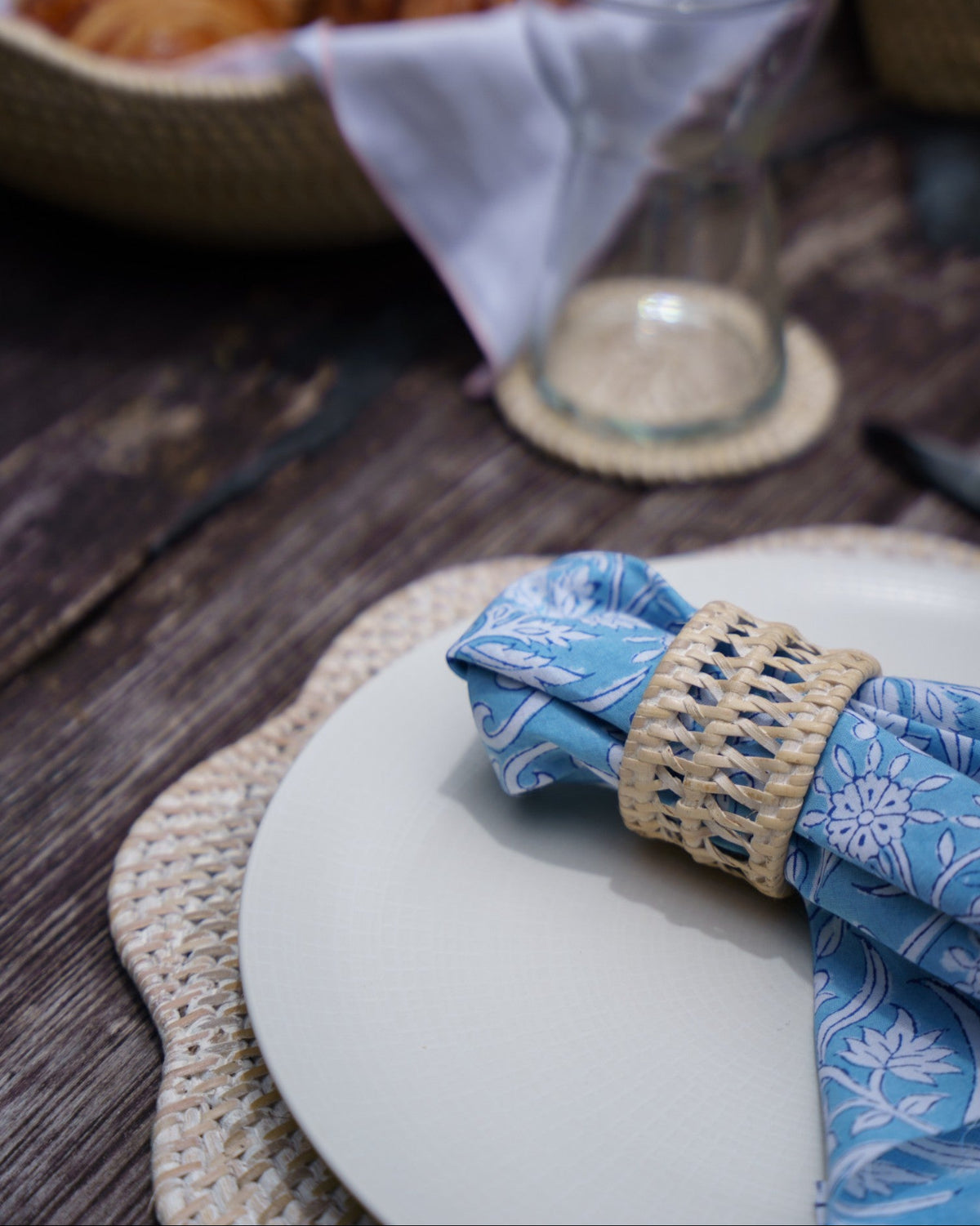 Solva Scallop Placemat Set of 2 in White Wash, handwoven rattan