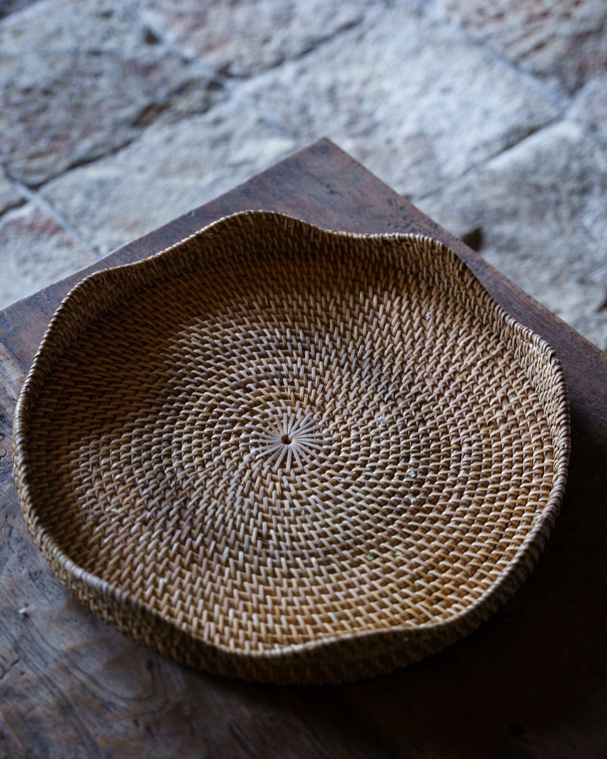 Solva Round Scallop Tray, handwoven rattan